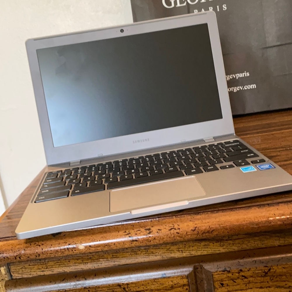 Samsung Chromebook 4 Laptop nearly new lost charger